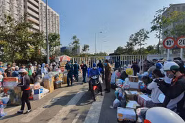 Khu cách ly đông nghịt người tiếp tế vật dụng, thực phẩm: “Điểm nóng”nguy cơ lây nhiễm Covid-19