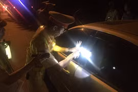 Danh tính lái xe xưng thiếu tá quân đội nhậu say, không hợp tác CSGT 