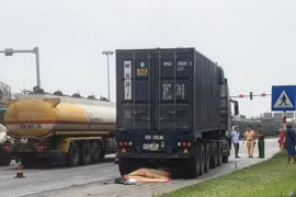 Hải Dương: Container va chạm xe mô tô, một người chết thảm