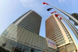 Tăng lương ở EVN, lãnh đạo cao vút... nhân viên thấp tè: Có bất thường?