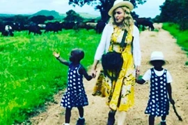 Ngắm hai bé sinh đôi, con nuôi mới nhận của Madonna