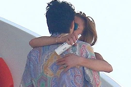 Lindsay Lohan và hôn phu tin đồn tình tứ trên du thuyền