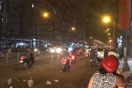 Gió xoáy quật người đi xe máy té ngã ở Sài Gòn