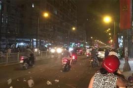 Gió xoáy quật người đi xe máy té ngã ở Sài Gòn