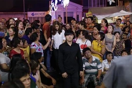 Người dân chen lấn, đông kín trong đám tang Duy Nhân