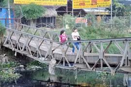 Người Sài Gòn liều mình qua cây cầu “đưa võng”