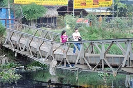 Người Sài Gòn liều mình qua cây cầu “đưa võng”