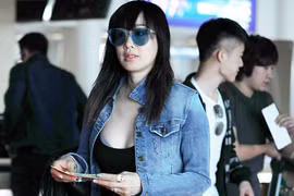 Ngôi sao gốc Việt Chung Lệ Đề hớ hênh lộ nội y