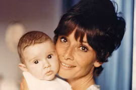 Những khoảnh khắc làm mẹ tuyệt vời của Audrey Hepburn