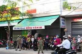 Bị thang vận chuyển hàng chèn tử vong vì mải nói chuyện