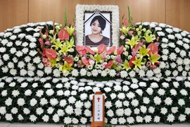 Đám tang đẫm nước mắt của nữ ca sĩ xứ Hàn vừa tử nạn