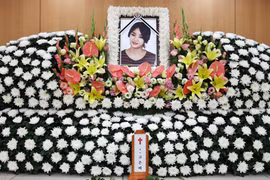 Đám tang đẫm nước mắt của nữ ca sĩ xứ Hàn vừa tử nạn