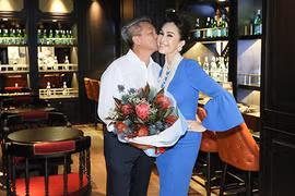 U60 Diễm My được chồng doanh nhân hôn má tại bữa tiệc