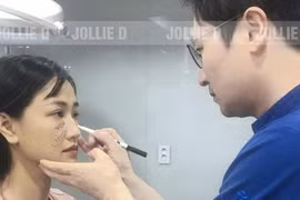 Ca sĩ Maya công khai đập mặt, nâng ngực ở Hàn Quốc