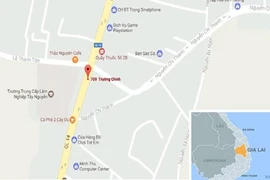 Cô gái văng lên vỉa hè sau vụ va chạm với xe bán tải