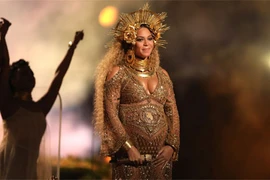 Beyonce ôm bụng bầu thai đôi hát trên sân khấu Grammy 2017