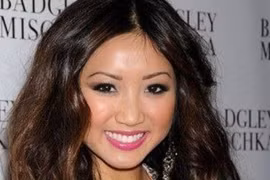 Cô gái gốc H'Mông trở thành "Nữ hoàng Disney"