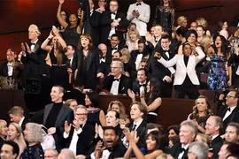 Sao Hollywood phản ứng lạ khi La La Land bị xướng nhầm giải Oscar