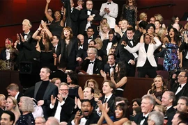 Sao Hollywood phản ứng lạ khi La La Land bị xướng nhầm giải Oscar