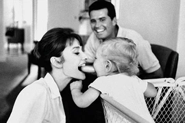Những khoảnh khắc đời thường của huyền thoại Audrey Hepburn