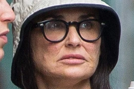 Demi Moore lộ khuôn mặt biến dạng khủng khiếp