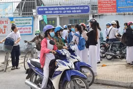 Thầy giáo làm lộ đề thi để trả ơn bị thôi việc