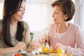 Hạnh phúc, con dâu thương mẹ chồng như mẹ đẻ