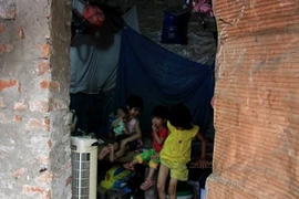 “Đặc khu ổ chuột” dưới chân cầu Long Biên