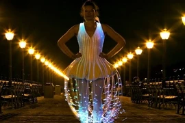 Ấn tượng váy sợi quang phong cách... sứa