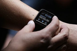 Lái xe dùng đồng hồ Apple có thể bị vào tù