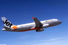 Máy bay Jetstar báo khói khi đang ra đường băng Tân Sơn Nhất
