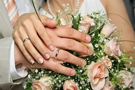 Hạnh phúc ngọt ngào sau hôn lễ méo mó