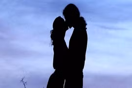 Hay là chúng mình hôn nhau đi!