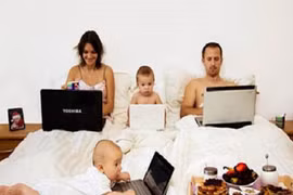 Vợ chồng, con cái biến thành… người dưng 