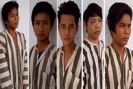 Chồng đau đớn nhìn 3 tên cướp hiếp dâm vợ