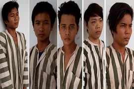 Chồng đau đớn nhìn 3 tên cướp hiếp dâm vợ