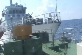 Tàu pháo Trung Quốc giả dạng tàu hải cảnh ở Hoàng Sa