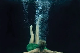 Chồng ngoại tình, lộ mặt dối trá