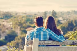 Yêu người khác thường là có tội?