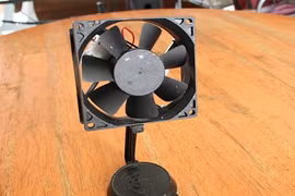 Phát minh đỉnh cho hè oi bức: Tự tạo quạt mini