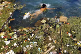 Nước sông Trung Quốc đỏ rực, xanh lè vì ô nhiễm