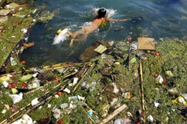 Nước sông Trung Quốc đỏ rực, xanh lè vì ô nhiễm