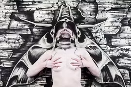 Nghệ thuật biến phụ nữ thành sâu bướm khổng lồ