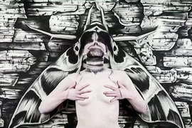 Nghệ thuật biến phụ nữ thành sâu bướm khổng lồ