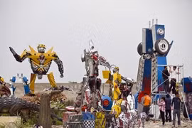 Xem siêu robot Transformers từ bãi rác Trung Quốc
