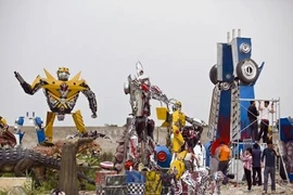 Xem siêu robot Transformers từ bãi rác Trung Quốc