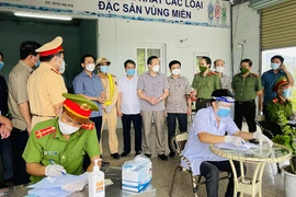 Thanh Hóa vừa chống bão, vừa ứng phó điểm COVID-19 mới