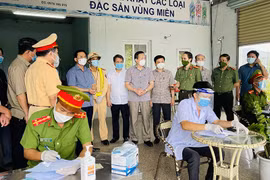 Thanh Hóa vừa chống bão, vừa ứng phó điểm COVID-19 mới