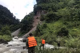 Tìm thấy người bị nước lũ cuốn trôi khi đi ô tô qua đập