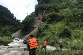 Tìm thấy người bị nước lũ cuốn trôi khi đi ô tô qua đập